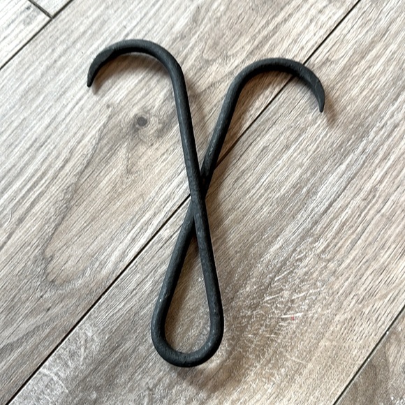 WROUGHT IRON HOOKS (LOT OF THREE) WITH BRASS CARABINER - Picture 6 of 9